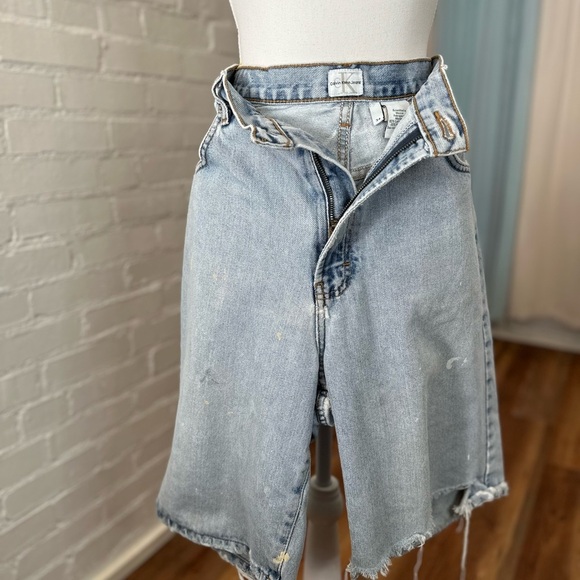Calvin Klein 2000s Light Wash High Waisted Distressed Denim Shorts - Picture 8 of 9